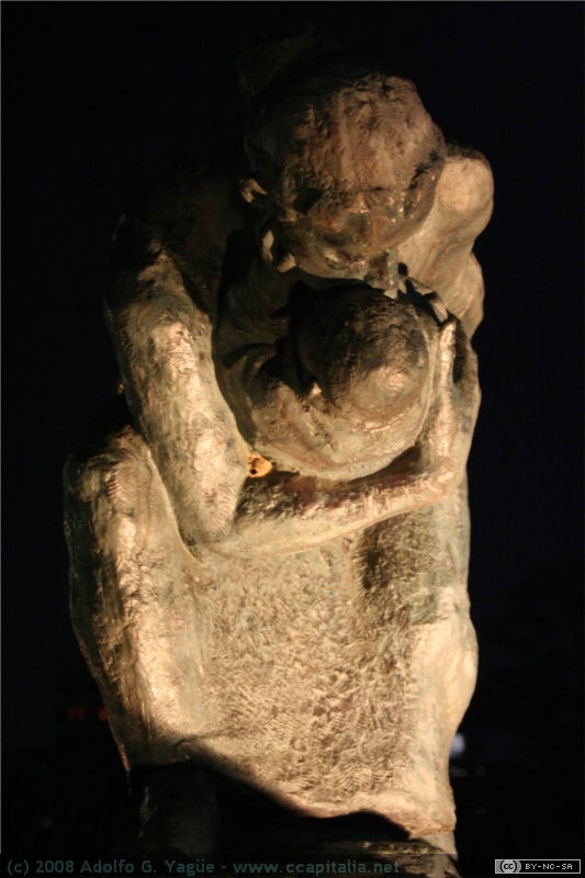 Madre protegiendo a sus hijos (3)