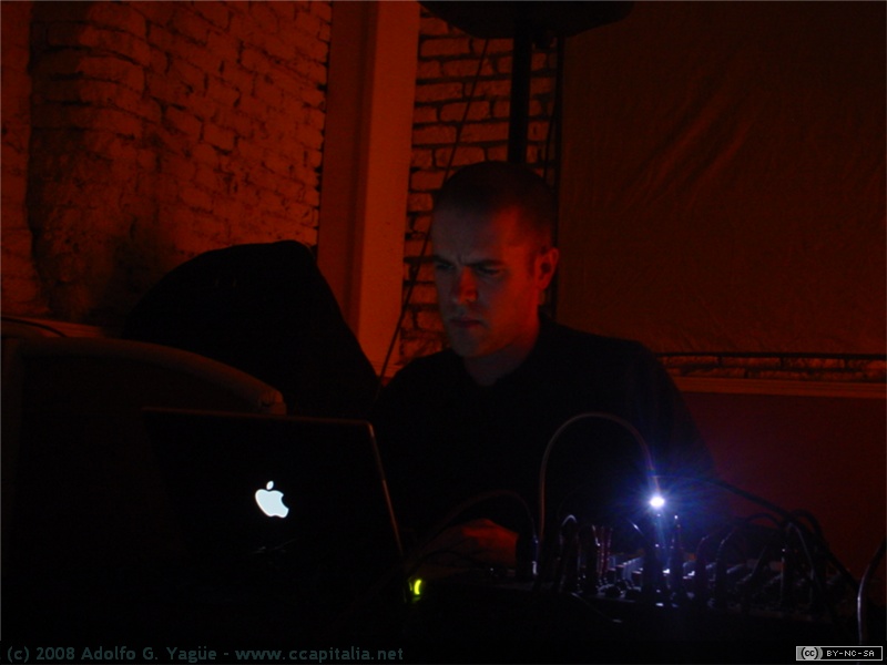 Richard Chartier - Klangmaschine  - 12.03.04 (2)