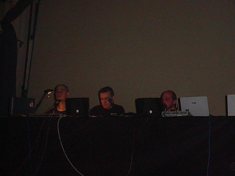 Presentación y ponencia Kim Cascone - Tendencias Post-Digitales - 13.10.02 (1)