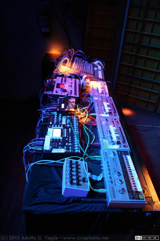 2013.11.03 - TM404 aka Andreas Tilliander en Klangmaschine (1)