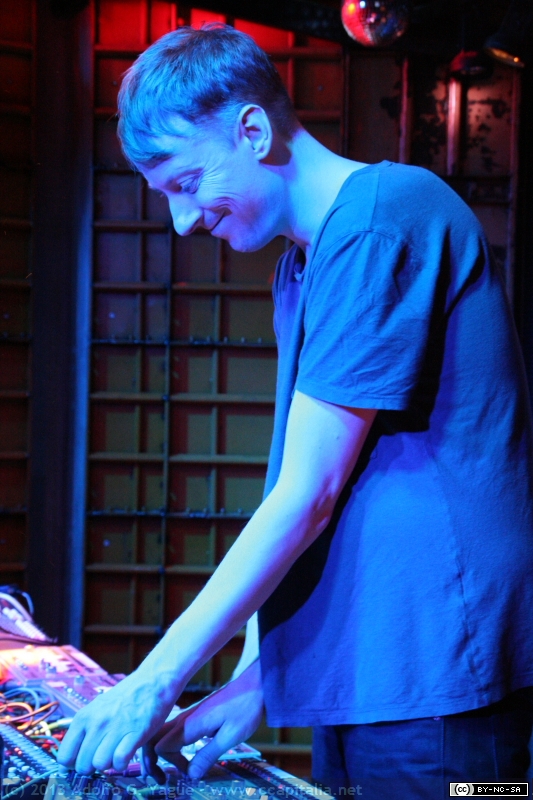 2013.11.03 - TM404 aka Andreas Tilliander en Klangmaschine (2)