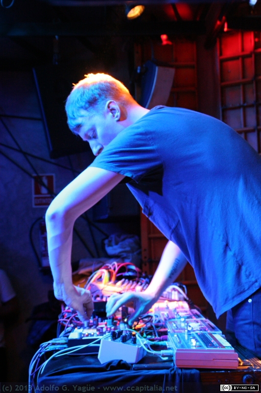 2013.11.03 - TM404 aka Andreas Tilliander en Klangmaschine (3)