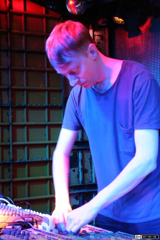 2013.11.03 - TM404 aka Andreas Tilliander en Klangmaschine (4)