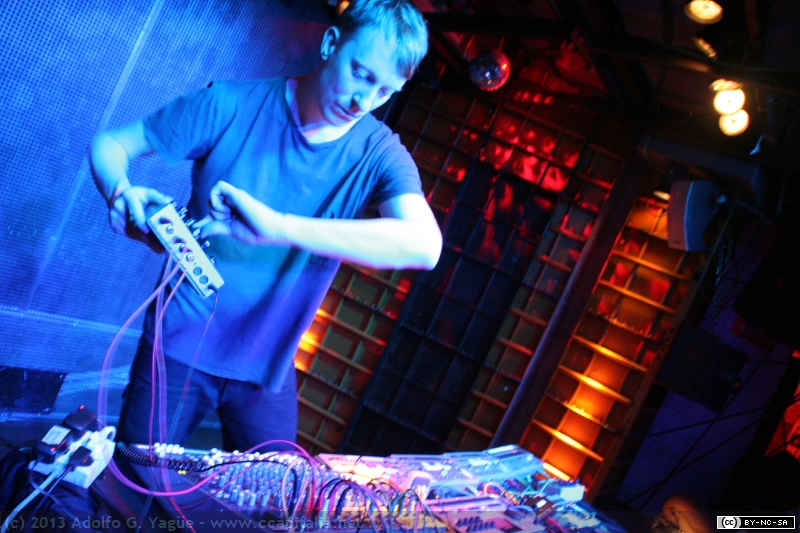 2013.11.03 - TM404 aka Andreas Tilliander en Klangmaschine (5)