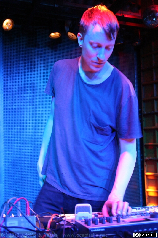 2013.11.03 - TM404 aka Andreas Tilliander en Klangmaschine (6)