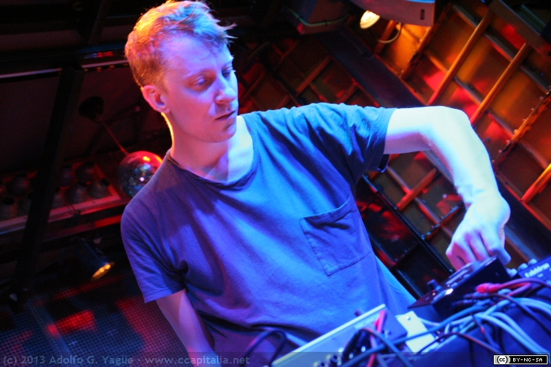 2013.11.03 - TM404 aka Andreas Tilliander en Klangmaschine (8)