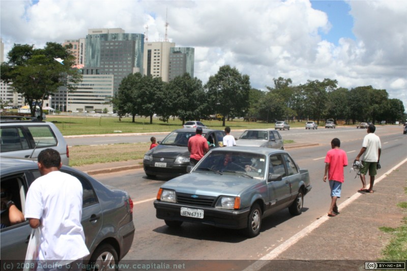Mendigando entre los coches (1)