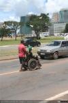Mendigando entre los coches (2)