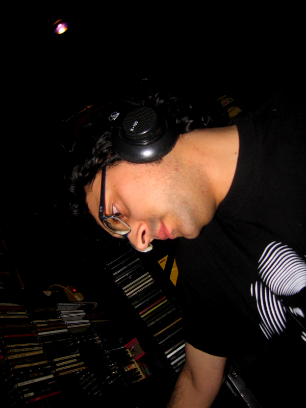 Groof pinchando en Gris con Camiseta Radar, 2005