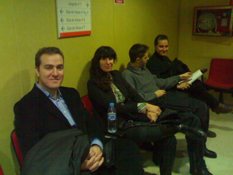 Adolfo, Susana, Javi y Jou. A la espera de declarar en el juicio Agedi, 2010