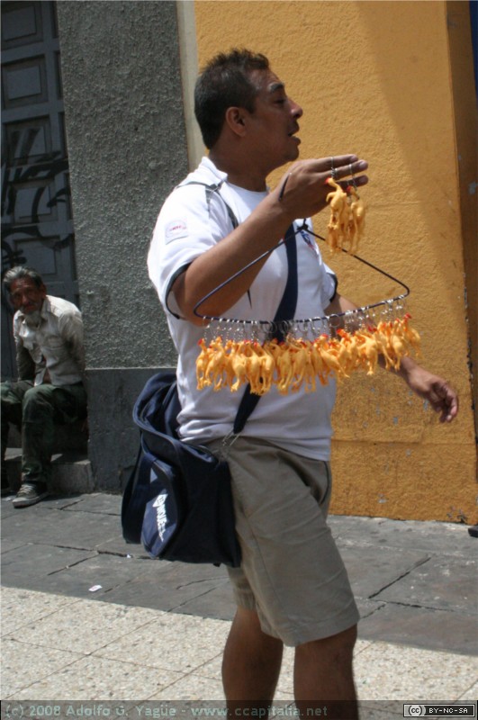 El vendedor anunciaba - ¡El pollo ha bajado!