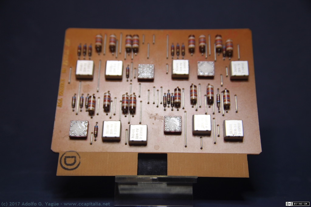 152 - Módulo IBM SMS. SLT (Solid Logic Technology) circuitos integrados SSI (1), 1962