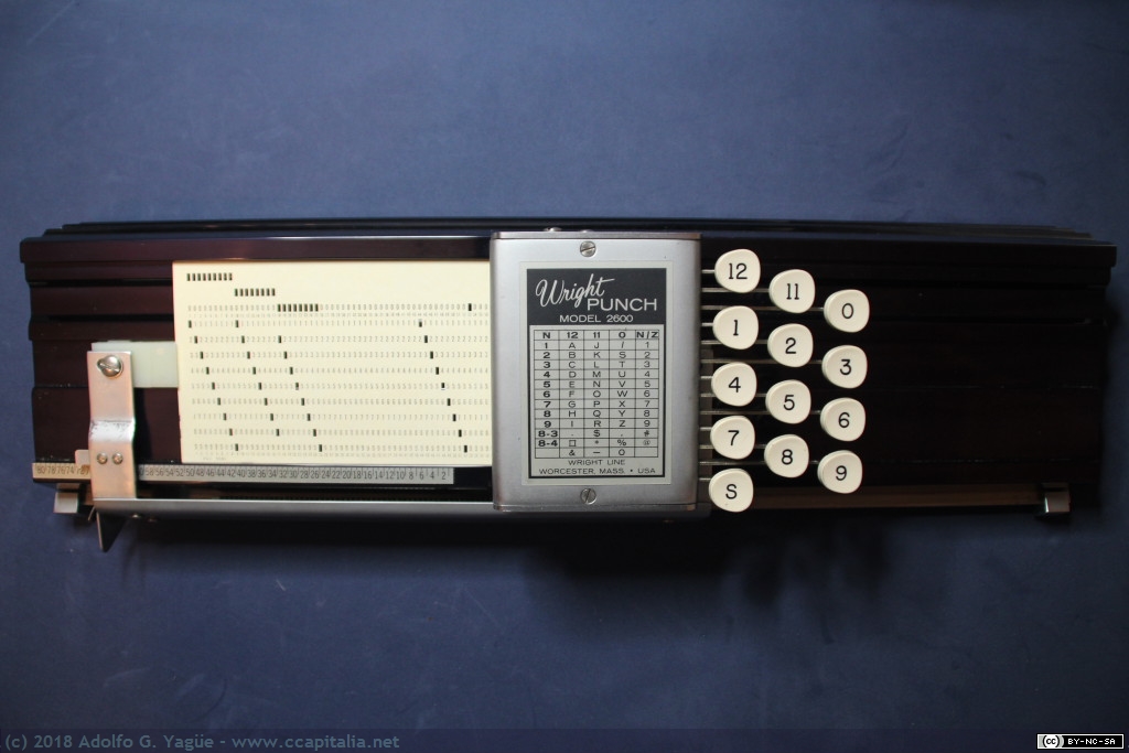 200 - Perforador de tarjetas portátil Wright 2600, 1970