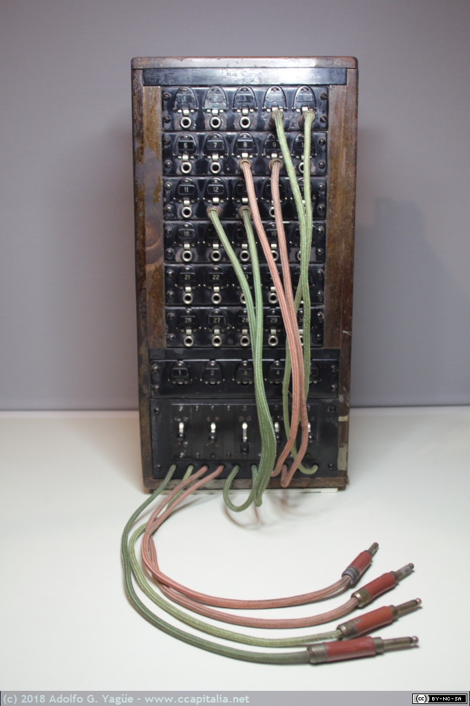999 - Centralita manual Standard Eléctrica mod. 5501. 5 circuitos, 25 líneas interiores y 5 exteriores. España (1), 1927