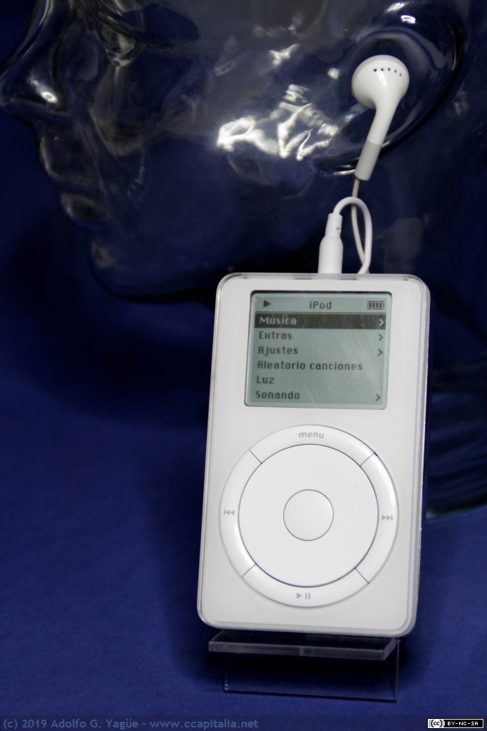 1211 - Apple iPod (1ª Generación, con rueda de desplazamiento), 2001