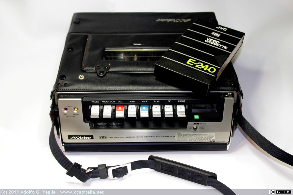 1307 - Videograbador VHS portable JVC (Japan Victor Company) HR-4100 EG y cinta VHS (1), 1978