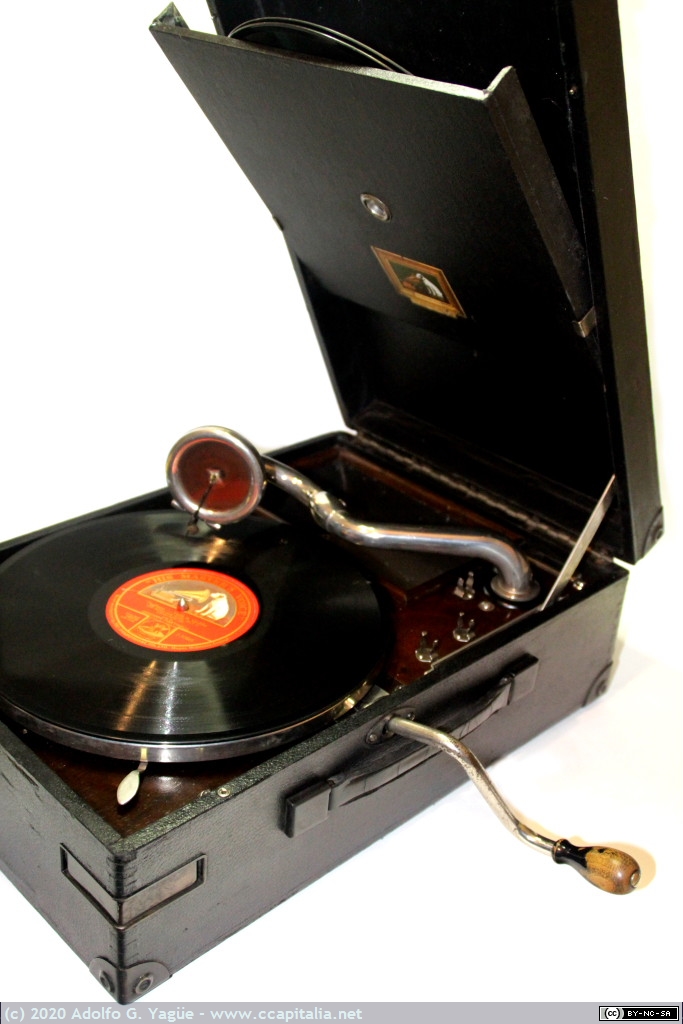 1451 - Gramófono His Master's Voice modelo 101. Reproduce discos a 78rpm (1), 1925