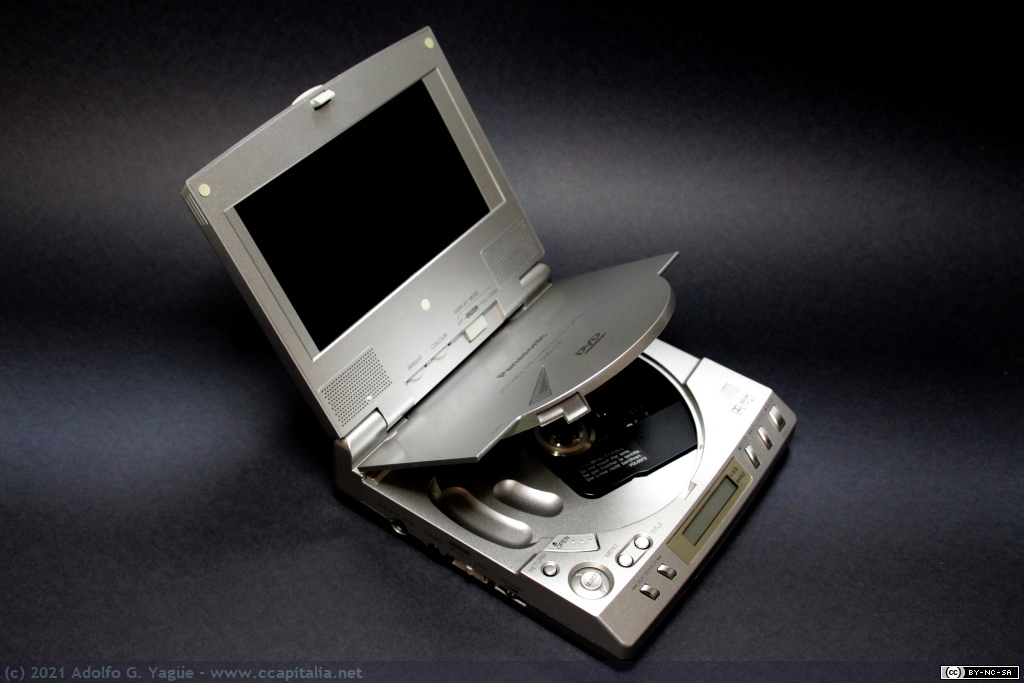 1502 - Panasonic DVD-L10. Reproductor portable de DVD con pantalla integrada de 5", 1998