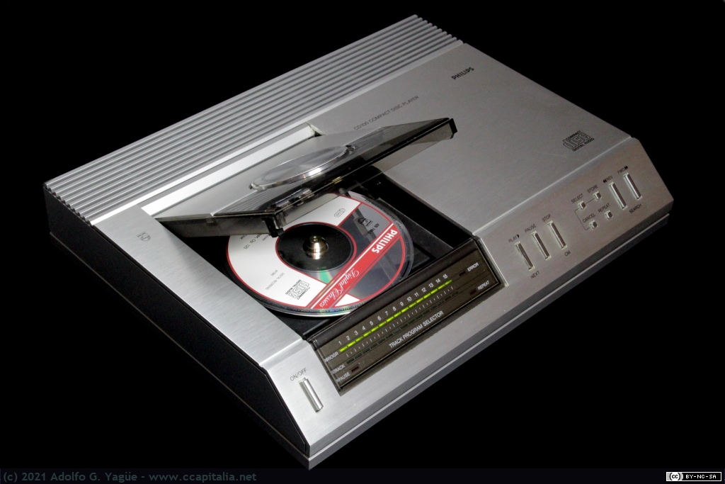1543 - Philips CD 100. Segundo reproductor de Compact Disc lanzado al mercado (1), 1983
