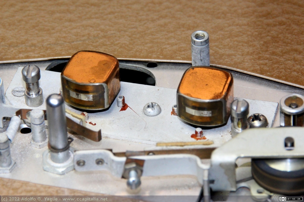 1563 - Magnetófono Soundmirror BK-455P. Detalle de cabezas borradora y grabado (2), 1953