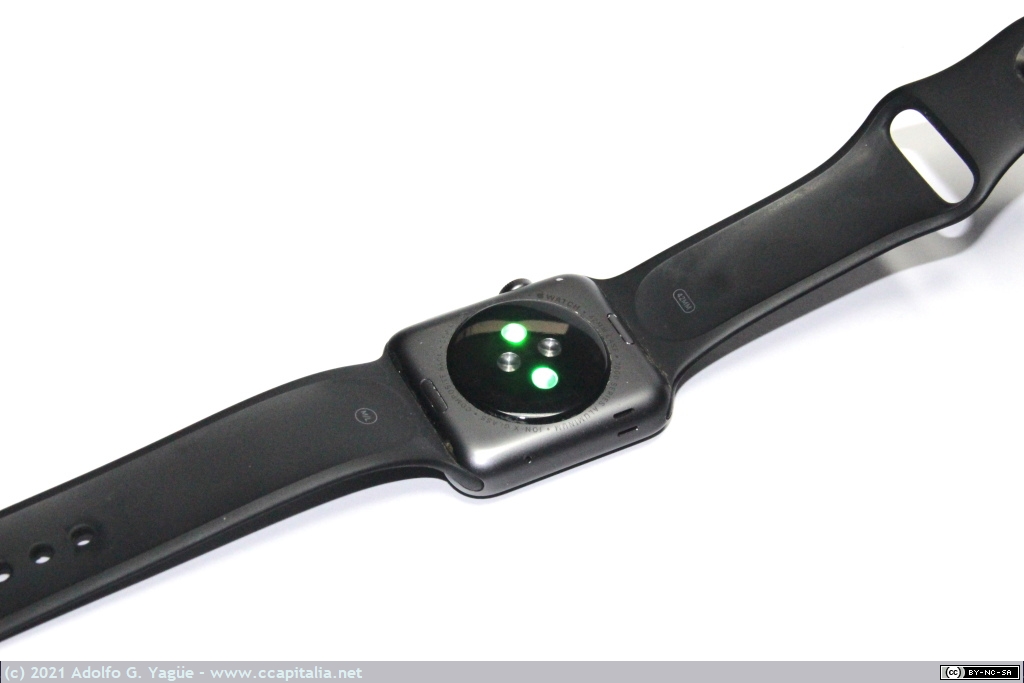 1486 - Apple Watch (1ª generación) Modelo A1554. Detalle de sensor fotopletismografía (2), 2014