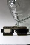 1571 - Polaroid 3-D Viewer. Primeras gafas polarizadas para visionado 3D (2). Detalle de diferente polaridad en cada ojo, 1939