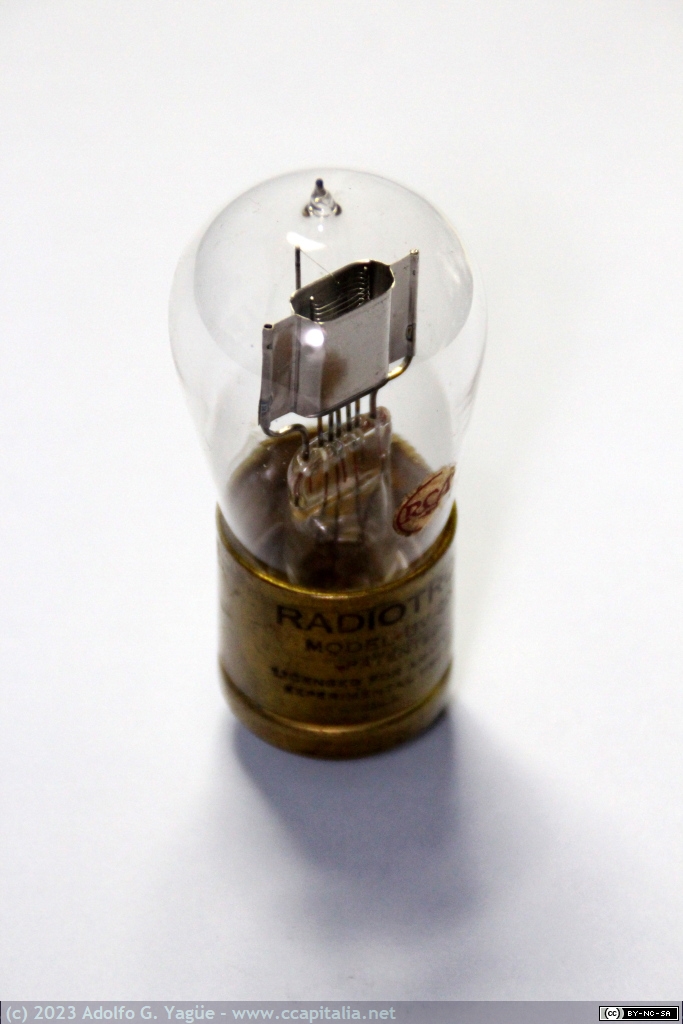 1635 - Triodo detector RCA Radiotron UV-200. Detalle del filamento, rejilla y ánodo (9), 1920