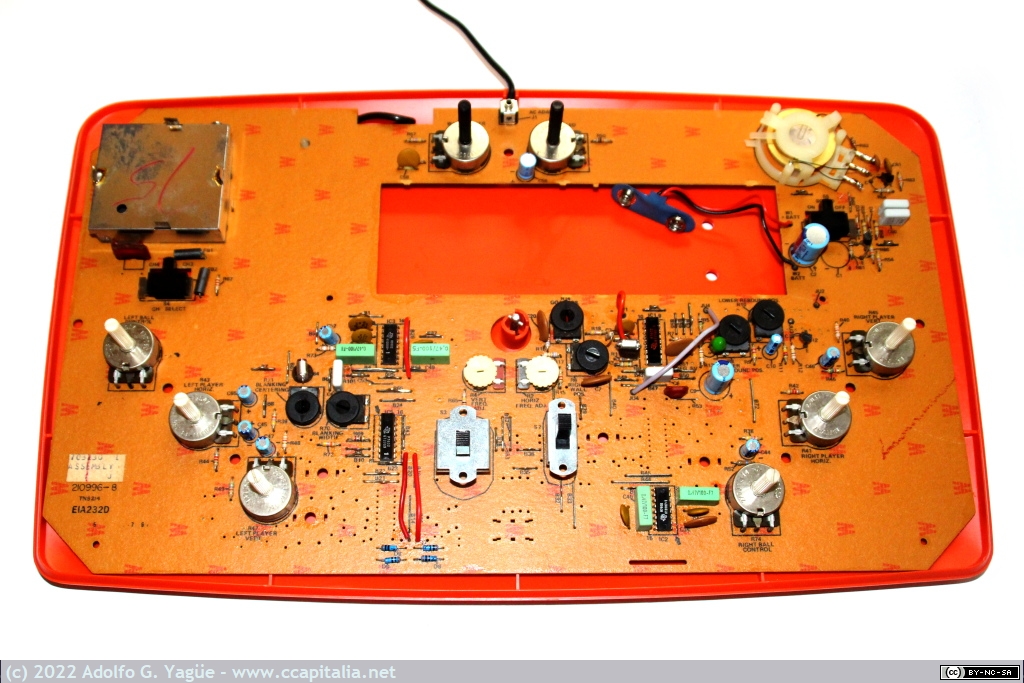 1606 - Magnavox Odyssey 100.  Detalle interior y circuitos integrados Texas Instruments (2), 1975
