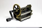 1723 - Magneto Gross & Graf. Generador eléctrico manual (≈100Vp) empleado en terminales teléfonicos para llamar a central